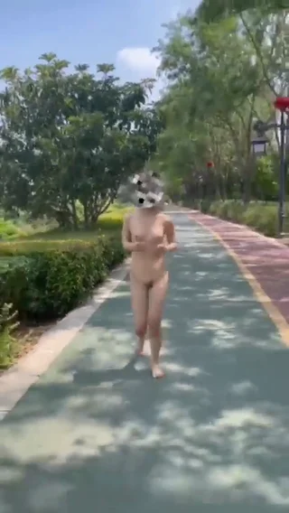 누드로 마스크만 쓰고 산책 길을 뛰는 여자  한국야동 국산야동