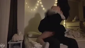 귀여운 방에서 함께 사는 십대 커플이 로맨틱한 섹스를 즐긴다  한국야동 국산야동