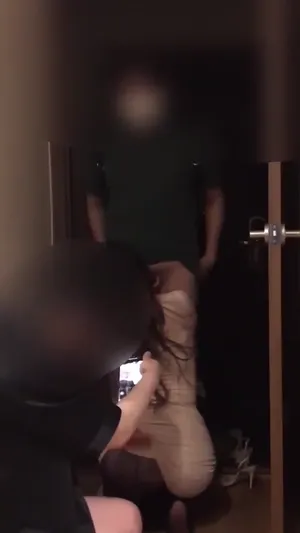 남친이 초대남 불러서 초대남 들어오자마자 바지 벗기고 좃을 빨아주는 여친  한국야동 국산야동