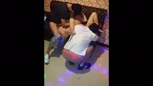 노래방에서 떼씹하면서 노는 동창생들  국산야동 한국야동